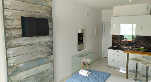 Del Soll, Book Apartment Polykhrono 