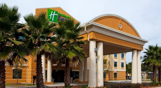 Кровать в общем номере Holiday Inn Express & Suites Jacksonville - Atlantic Beach by IHG