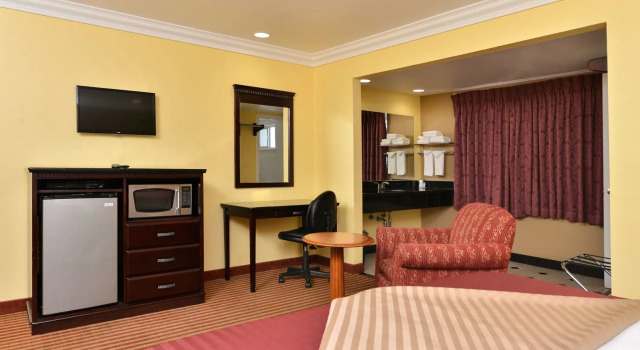 Capital City Inn Sacramento Convention Center CA, Забронировать Мини-отель Сакраменто Сакраменто, рядом с Городской музей Сакраменто