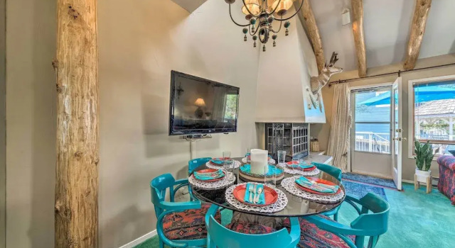 Апартаменты Eclectic Home w/ Deck: 4 Miles to Ski Cloudcroft!