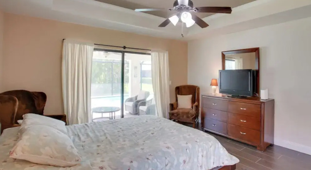 Family Retreat w/ Backyard Oasis in Cape Coral!, Varaa Lomakoti Huvilat kohteessa Florida, Villa