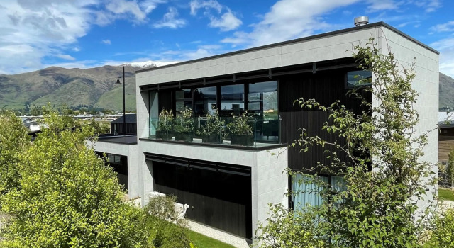 Luxurious Lake and Alpine Views