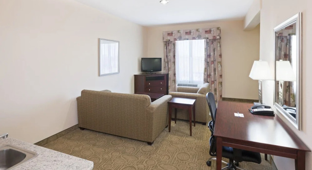 Двухместный люкс Holiday Inn Express Hotel & Suites Brownfield by IHG