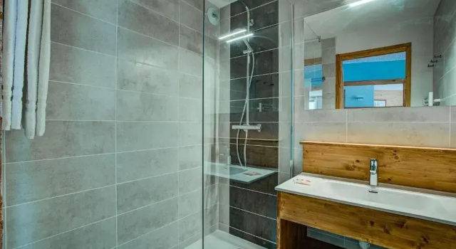 Четырёхместный номер Standard с балконом Hôtel Le Montana