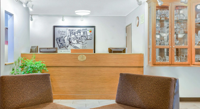 Super 8 by Wyndham Green Bay Near Stadium, Buchen Sie Gasthaus Mini-Hotels in Green Bay, Gasthaus