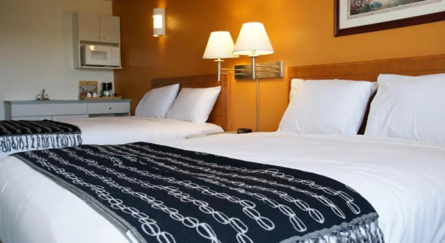 Полулюкс R&R Inn & Suites