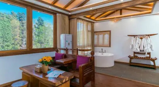 Люкс с красивым видом из окна Kunweidi·Zhongshengguan Chinese Studies B&B (Lijiang Old Town Dashuiche Branch)