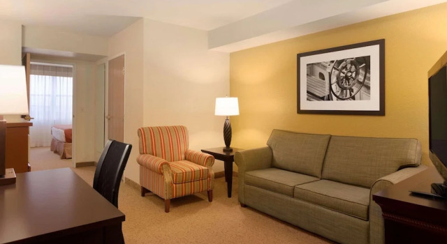 Люкс c 1 комнатой Country Inn & Suites by Radisson, Dundee, MI