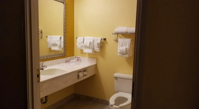 Четырёхместный номер Standard Comstock Inn & Conference Center