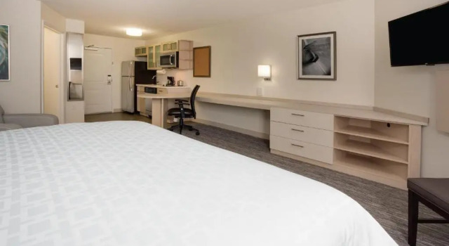 Люкс Candlewood Suites Miami Intl Airport - 36th St by IHG