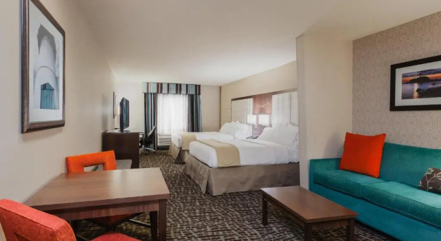 Четырёхместный номер Deluxe Holiday Inn Express & Suites Eureka by IHG