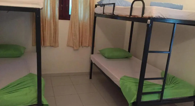 Кровать в общем номере Damith Guest House