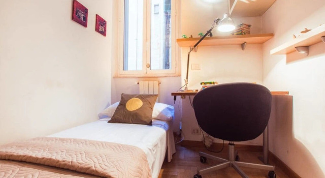 Eclectic 3 bed Flat 10 Minutes From the Colosseum, Prenota Hotel San Giovanni Roma