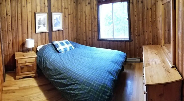 Шале с 3 комнатами с видом на озеро Duhamel Rock Cliff 3-Bedroom Waterfront Chalet