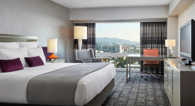 Четырёхместный номер Standard с видом на здание Capitol Records Loews Hollywood Hotel