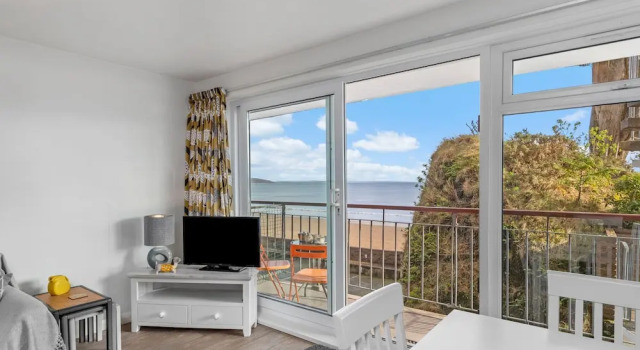 Апартаменты Swn Y Tonnau - Sea Front Apartment Spectacular Sea Views Parking Direct Beach Access