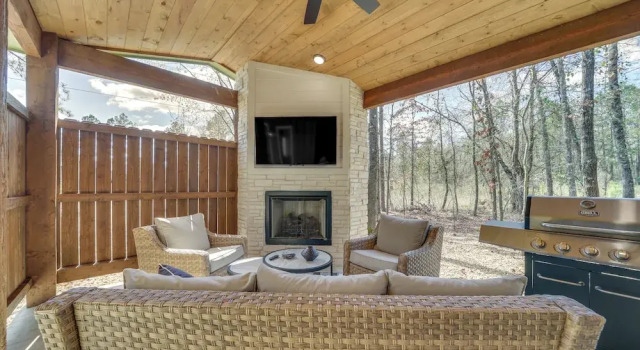 Chic Forest Hideaway in Broken Bow w/ Hot Tub, Boek Vakantiehuis Broken Bow Oklahoma
