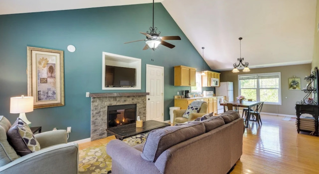 Коттедж с 3 комнатами с балконом Cozy Resort-style Escape on Taylorsville Lake!