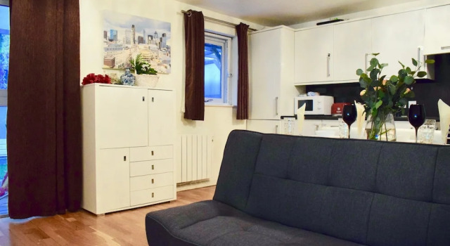 1 Bedroom Apartment With Garden in Mudchute, Varaa Huoneisto Asunnot kohteessa Merseyside, Huoneisto