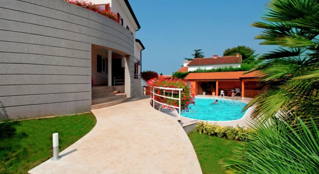Modern apartment for 2-4 persons in familily house with shared pool