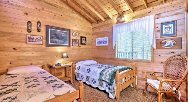 Cozy Cabin w/ Fireplace, Covered Deck & Gas Grill!, Забронировать Дом для отпуска Пайнтоп-Лейксайд штат Аризона
