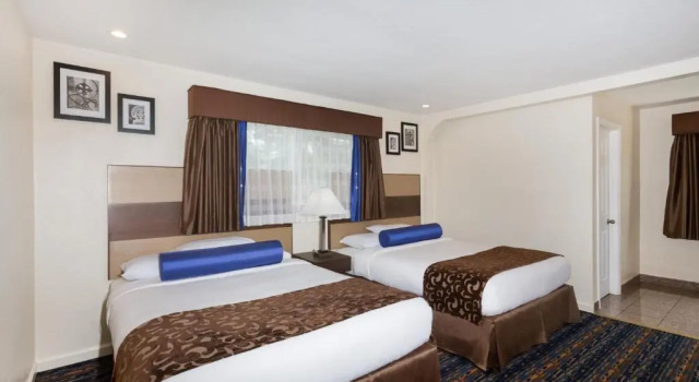 Четырёхместный номер Standard Howard Johnson by Wyndham Berkeley