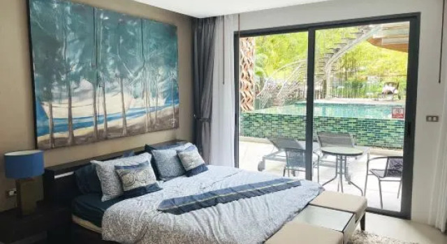 ET219-Studio with pool access at Emerald Terrace
