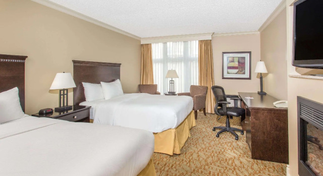 Четырёхместный номер Executive Ramada by Wyndham Cornwall