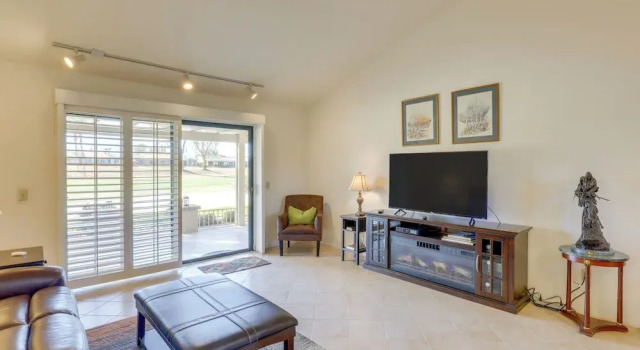 Spacious Condo w/ Mtn Views in Palm Desert!, Забронировать Апартаменты/квартира Отели Палм-Дезерт с парковкой, Парковка