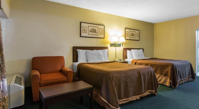 Четырёхместный номер Standard Отель Rodeway Inn Marietta near Dobbins ARB