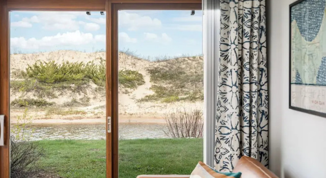 Апартаменты Glen Arbor Riverfront Retreat: Steps to Beach!