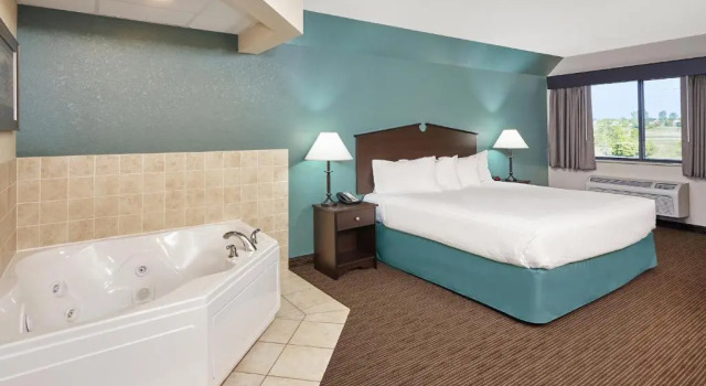 Люкс AmericInn by Wyndham Green Bay East