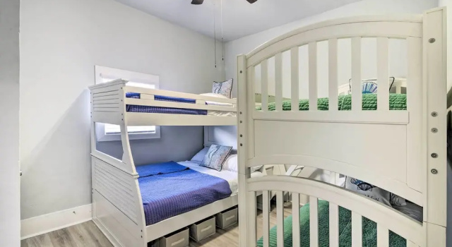Коттедж с 3 комнатами ~ 1 Mi to Pier & Beaches! Family Home in Galveston