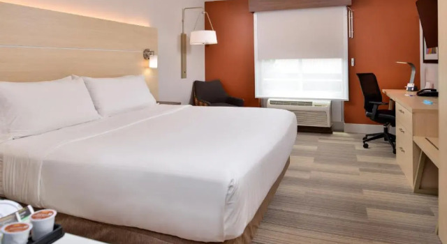 Люкс Holiday Inn Express Hotel & Suites Cincinnati - Mason by IHG
