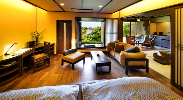 Полулюкс с красивым видом из окна Hyakurakusou Ryokan