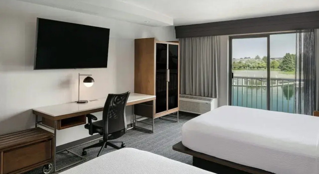 Четырёхместный номер Standard с видом на воду Courtyard Richland Columbia Point