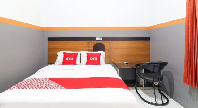 Superior room RedDoorz At Merdeka Street Garut