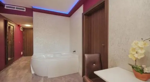 Várfürdö-Panzió Apartmanház, Book Hotel Hoteller i Gyula med parkering, Parkering