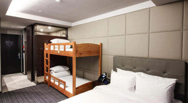 Четырёхместный номер Deluxe Golden Tulip Ever Yongin Hotel