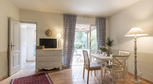 Mesmerising Holiday Home in Gassin With Swimming Pool, Забронировать Отель Отели в центре Регюс, в центре