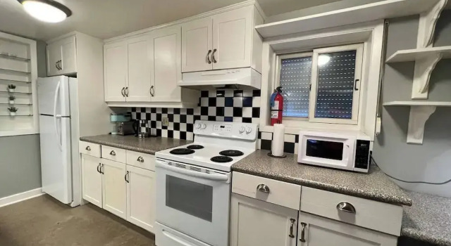 Sweet 2 BR Walk to all, Rezerwuj Apartament Northwest Edmonton Edmonton, w pobliżu Edmonton Symphony