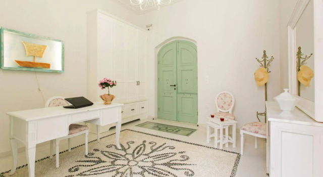 Efchi Suites 1904