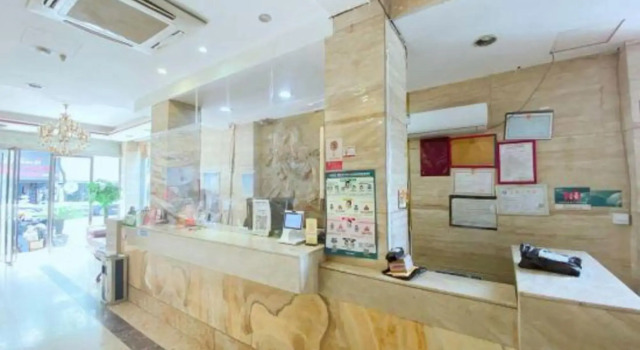 Huayi Hotel, Prenota Hotel Hotel a Ningbo con parcheggio, Parcheggio
