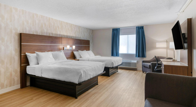 Четырёхместный номер Standard с балконом Baldwin Inn & Suites, SureStay Collection by Best Western