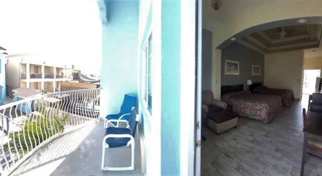 Четырёхместный номер Standard с балконом и с видом на бассейн Casa Bella Hotel and Suites