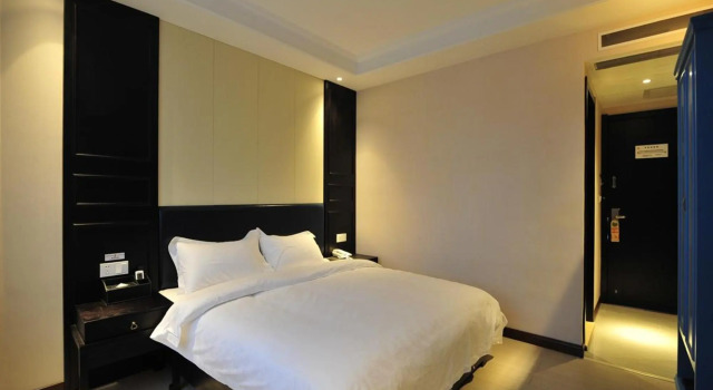 Super 8 by Wyndham Guiyang Qian Ling Park Rui Jin North Road, Забронировать Отель Отели Гуйян с парковкой, рядом с Modern Capital, Парковка