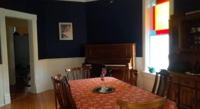 Red Door Inn, Book Hotel Napanee South Eastern Ontario