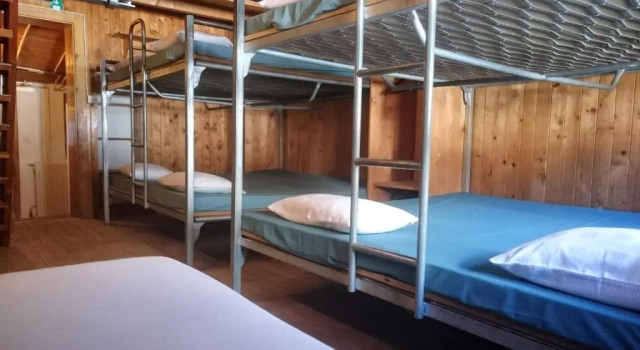 Кровать в общем номере Pension du Lac Bleu