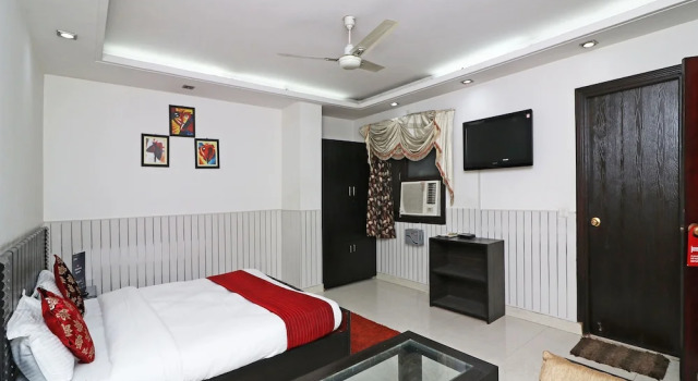 OYO 12340 The Royal Park Plaza, Забронировать Отель Гургаон Gurgaon Region, рядом с Улица Гольф-Корс-роуд