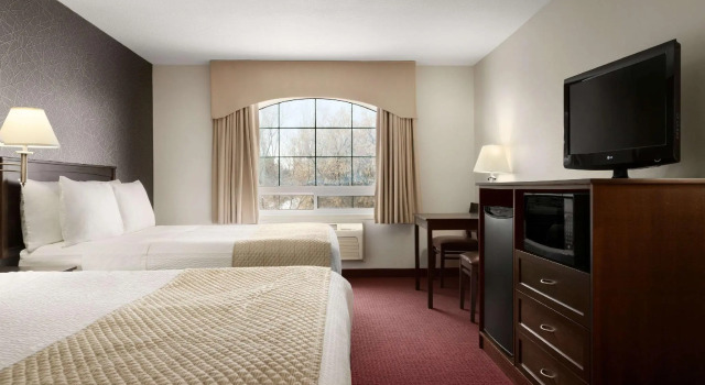 Четырёхместный номер Standard Days Inn & Suites by Wyndham Brandon